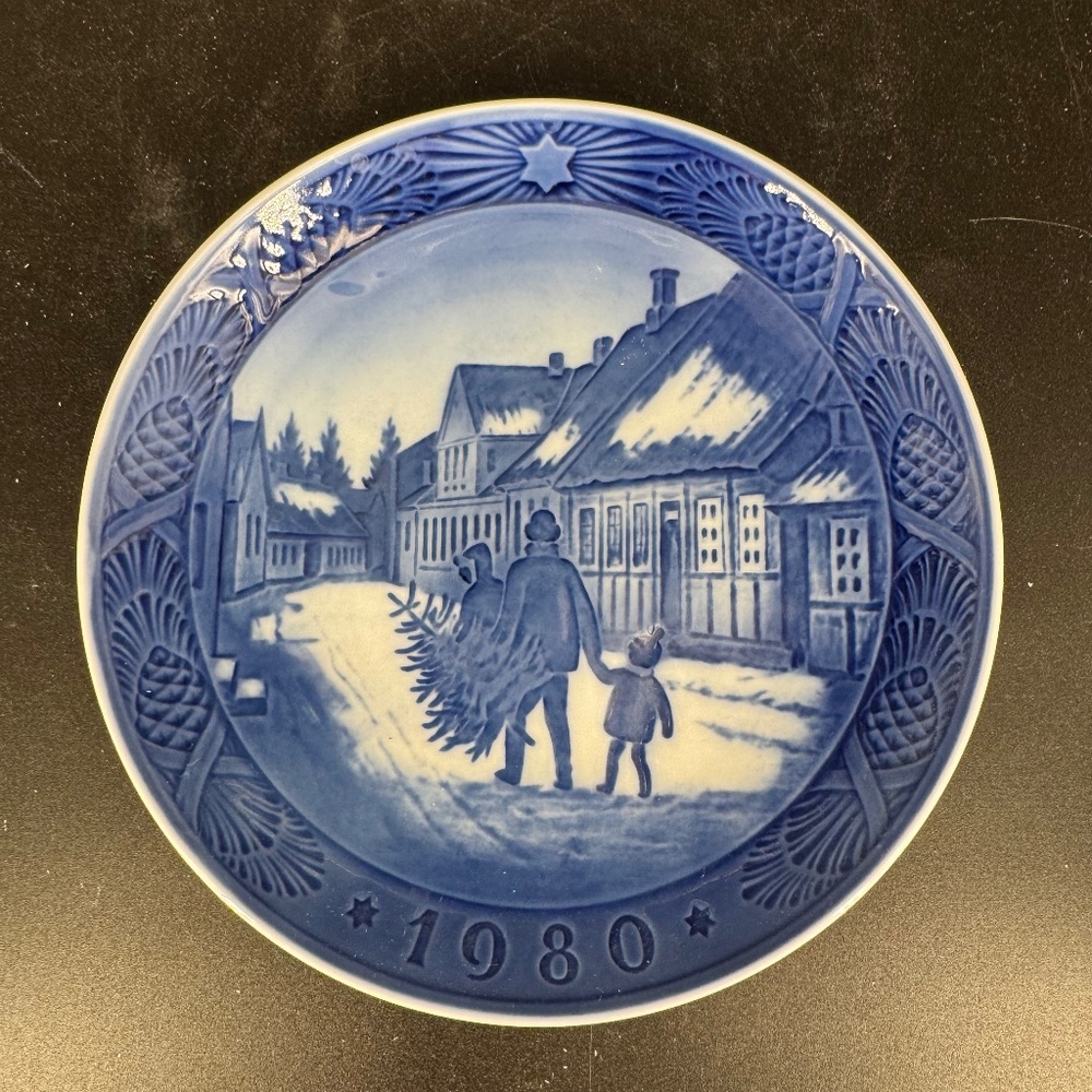 Royal Copenhagen 1980 Christmas Plate "Bringing Home The Christmas Tree" DENMARK